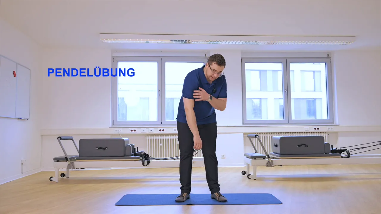 Physiotherapeut demonstriert die Pendelübung, Oberkörper vorgebeugt, Arm entspannt hängend