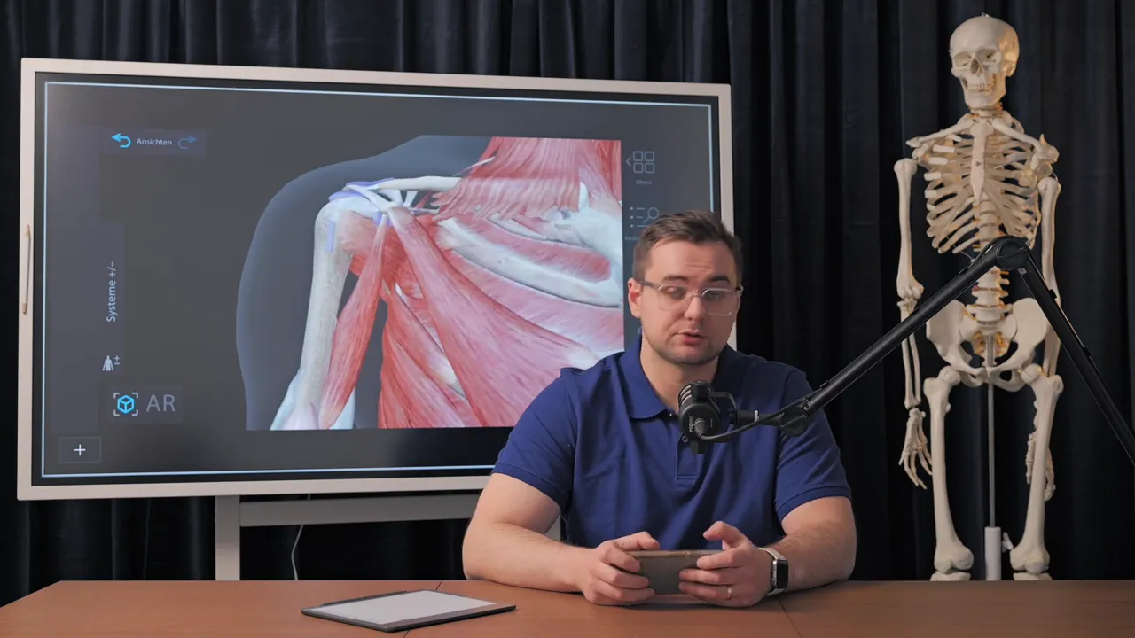 Großes Bildschirmbild der Rotatorenmanschette neben dem Dozenten