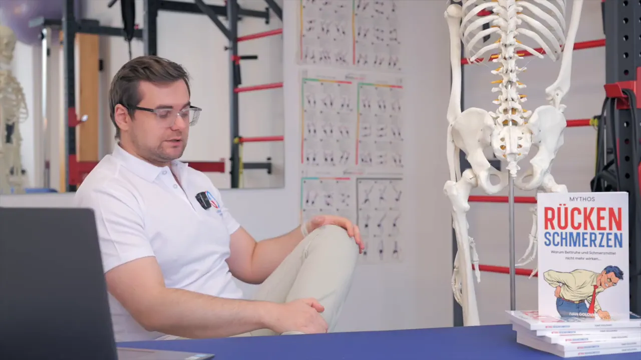 Therapeut demonstriert Selbsttest zur Hüftmobilität: Bein über das andere gelegt, Hand am Knie