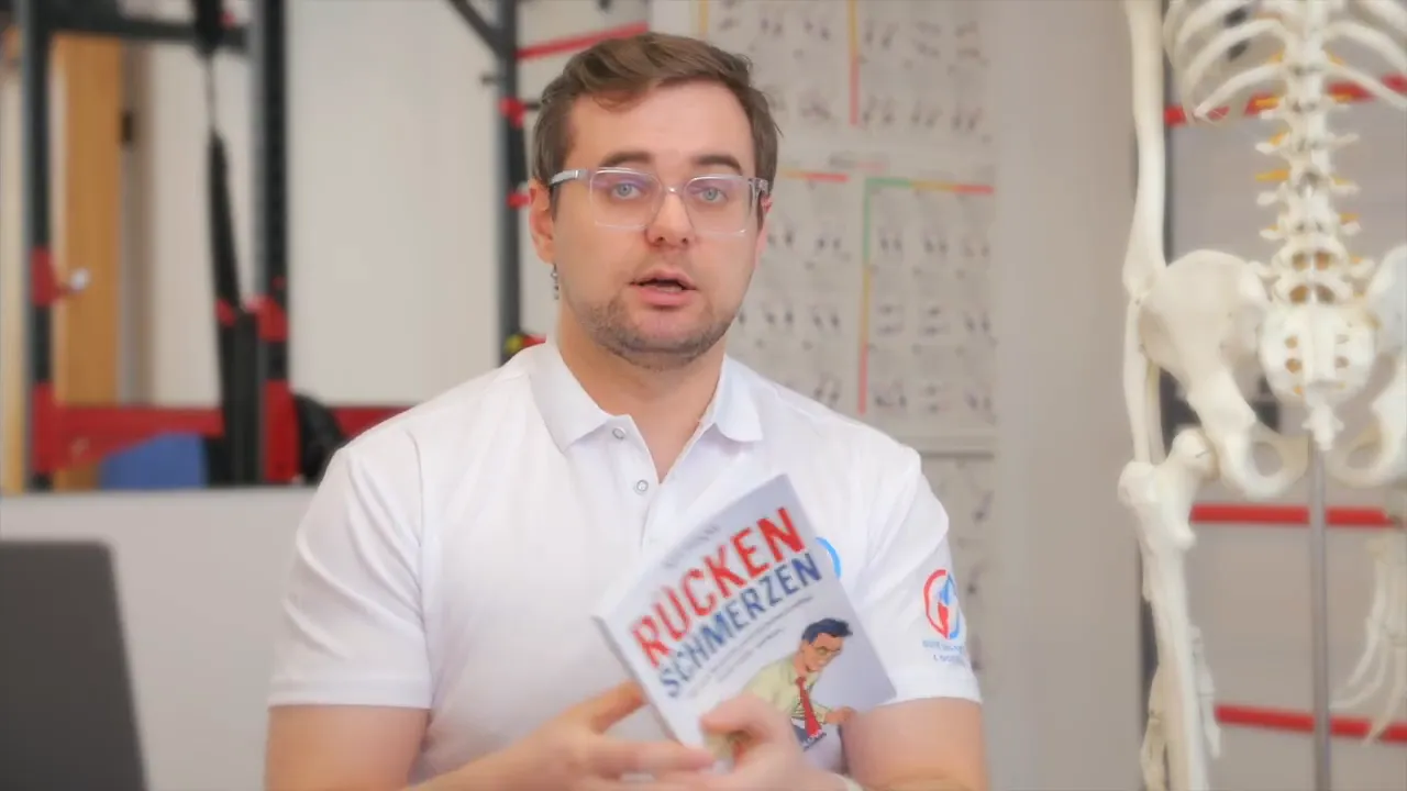 Physiotherapeut hält das Buch 'RÜCKEN SCHMERZEN' sichtbar vor sich, Skelettmodell im Hintergrund