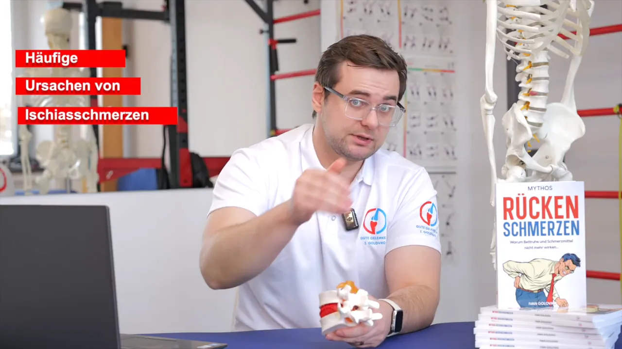 Physiotherapeut erklärt häufige Ursachen von Ischiasschmerzen mit Wirbelsäulenmodell