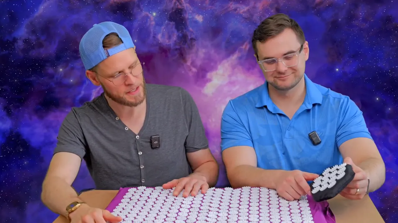 Nahaufnahme der Shiatsu‑Matte und eines Handpads während des Vergleichs