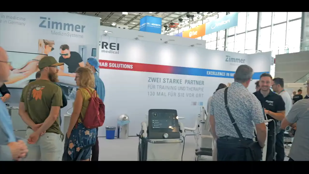 Zimmer Messestand mit Sonido Smart Pro Ultraschallgerät auf Wagen und Besuchern