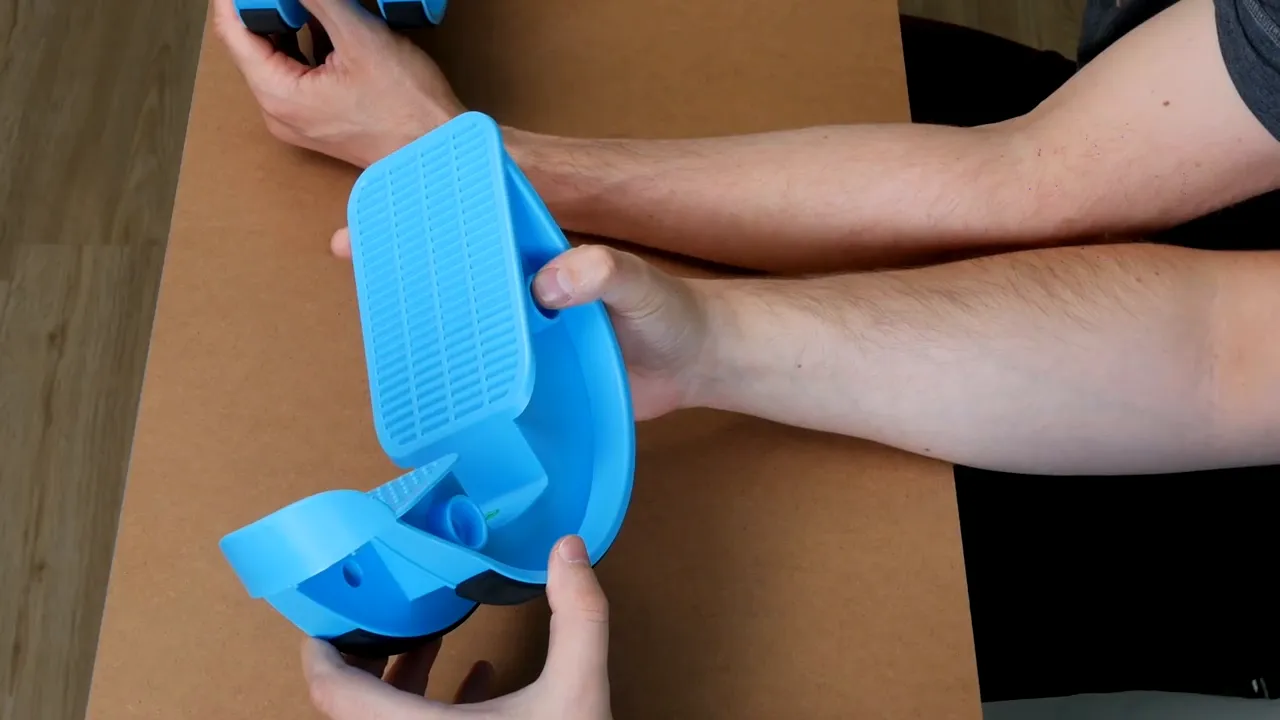 Nahaufnahme des blauen Wadendehners in den Händen, deutliche Ansicht der Dehnfläche und Kanten