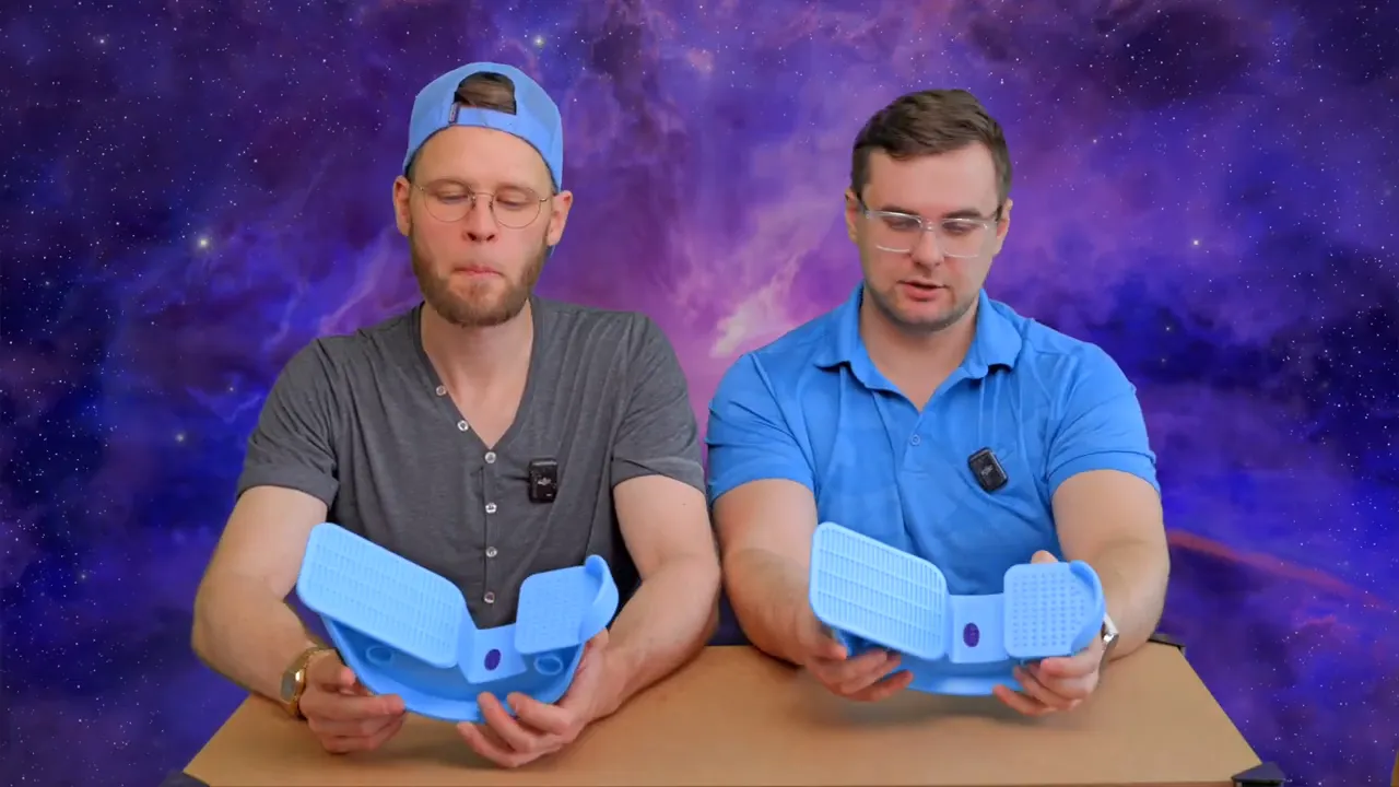 Zwei Moderatoren halten den blauen Wadendehner so, dass die Auflageflächen gut sichtbar sind