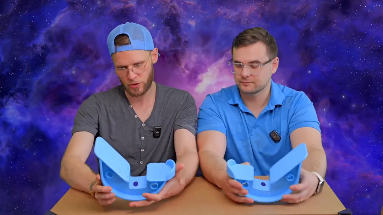 Nahaufnahme: zwei Personen halten blaue Wadendehner mit sichtbaren Dehnflächen und Kante