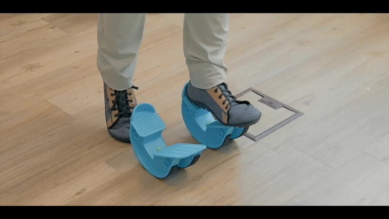 Nahaufnahme eines blauen Wadendehners mit einem Fuß darauf, zeigt Größe und Materialqualität