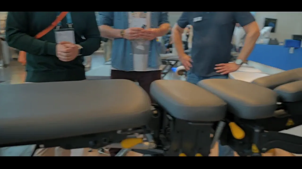 Detailaufnahme der aufeinanderfolgenden gepolsterten Segmente einer Manuthera 242 Behandlungsbank