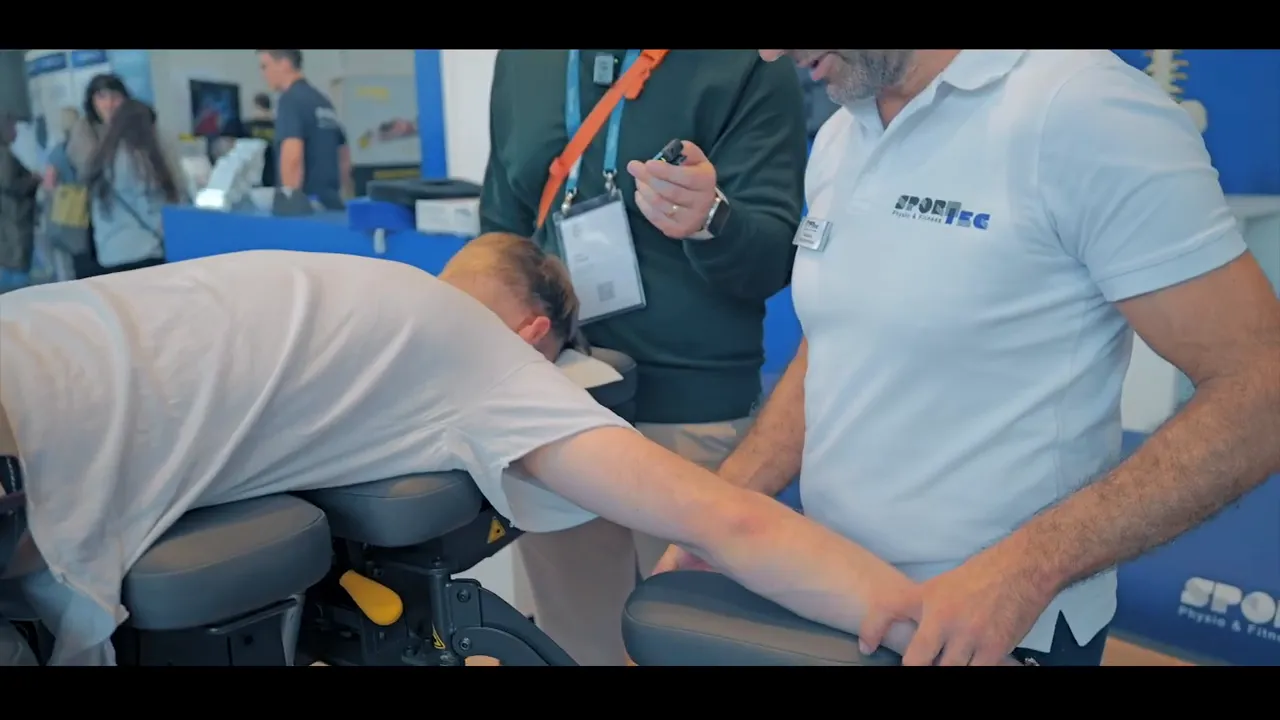 Therapeut führt gezielte Armführung an der Manuthera 242 mit verstellbaren Segmentpolstern durch