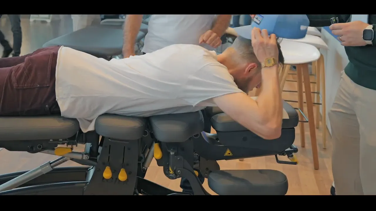 Patient liegt auf der Manuthera 242; Nahaufnahme der verstellbaren gepolsterten Segmente und Mechanik