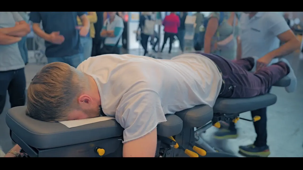 Seitliche Gesamtaufnahme eines Patienten auf der segmentierten Manuthera 242 mit gut sichtbaren gelben Verstellhebeln