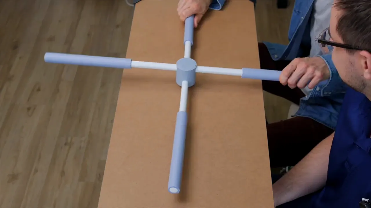 Top-Down-Ansicht eines kreuzförmigen Schaumstoff-Haltungstrainers auf einem Tisch, Fokus auf Polster und Zentralverbinder