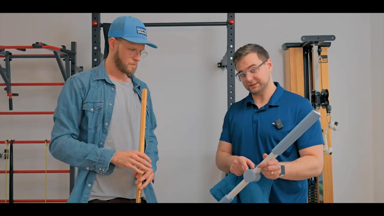 Zwei Trainer zeigen und erklären einen Schaumstoff-Haltungstrainer mit zentralem Verbinder