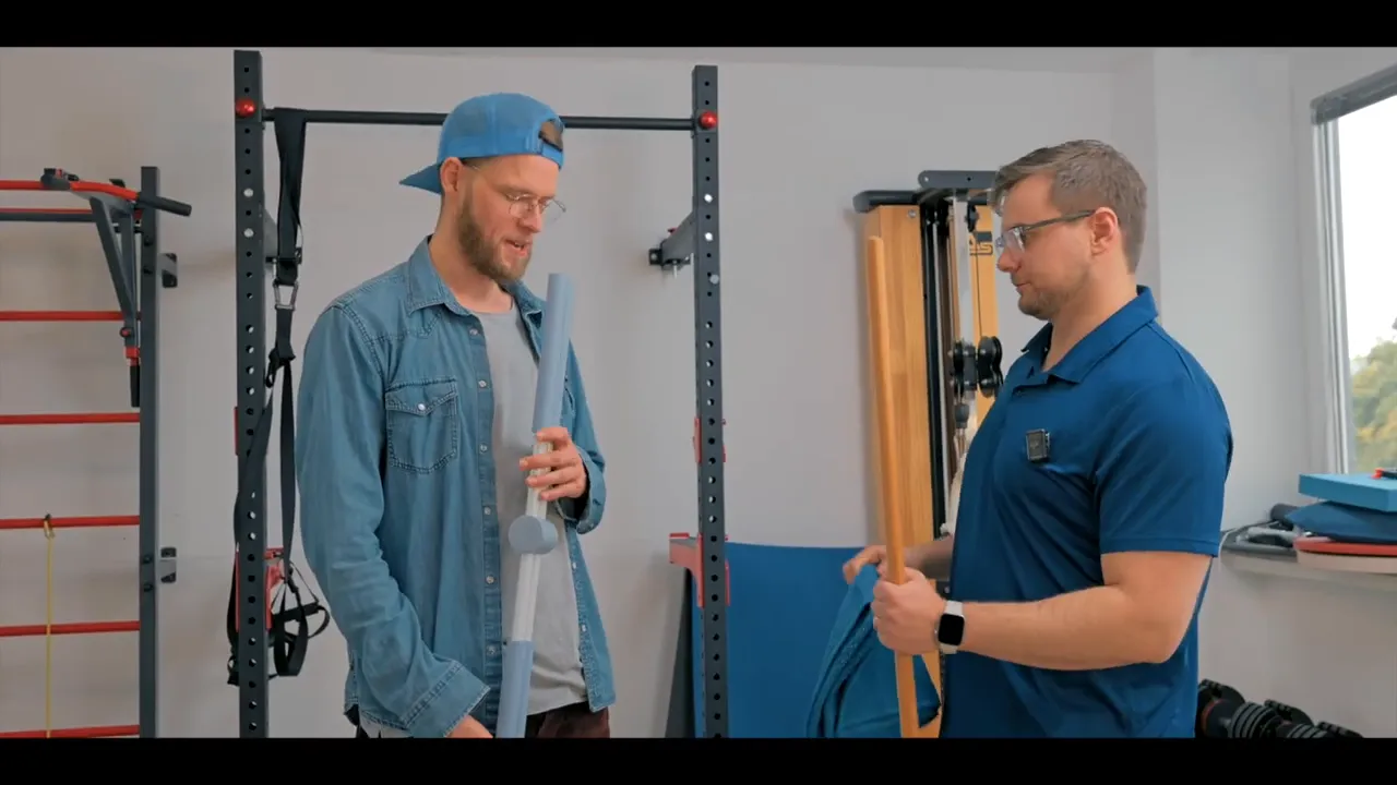 Demonstration der Dreipunkt-Haltungskontrolle mit gepolstertem Stab und Besenstiel im Trainingsraum