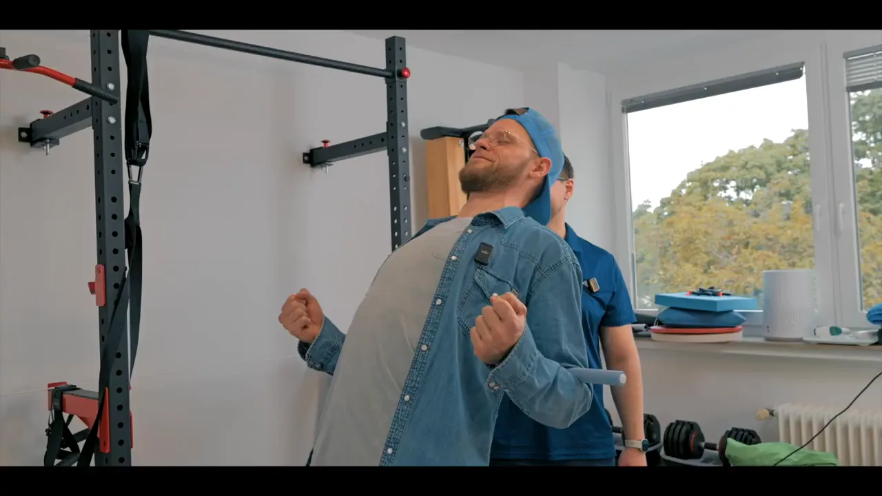 Mann lehnt sich nach hinten, Schaumstoff‑Haltungstrainer liegt am Rücken – Demonstration der Haltungskontrolle.