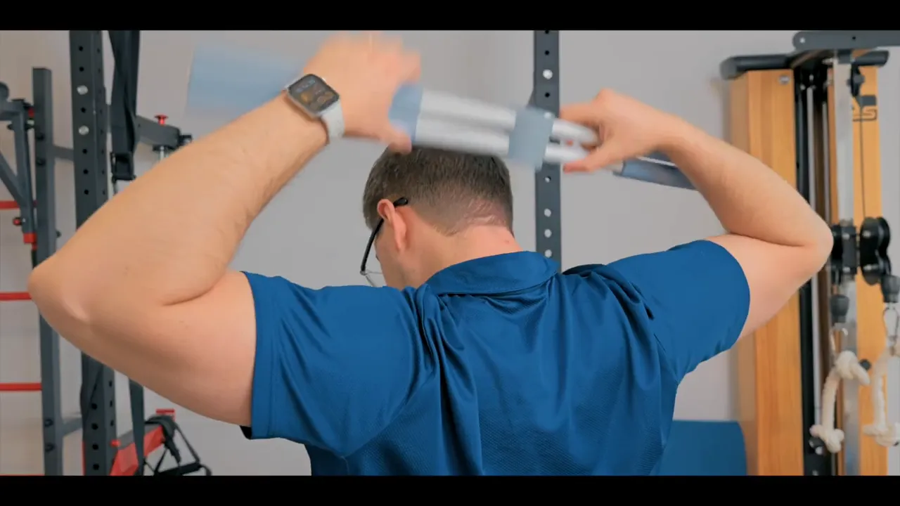 Nahaufnahme von hinten: Mann positioniert den gepolsterten Haltungstrainer direkt am Nacken