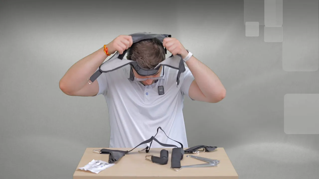 Person zieht eine Nackenschlinge über den Kopf, um sie anzulegen