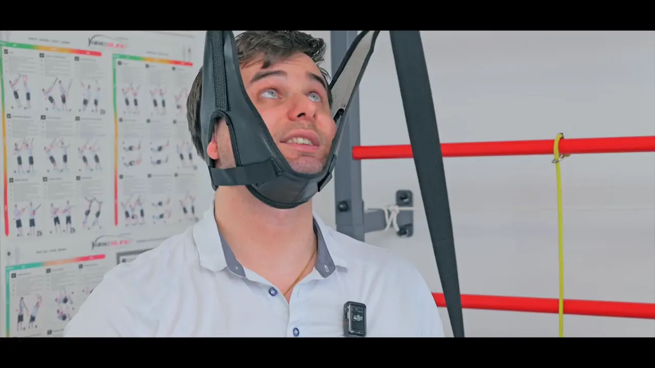 Mann mit Nackenschlinge, das Kinn wird nach oben gedrückt und der Hals überstreckt