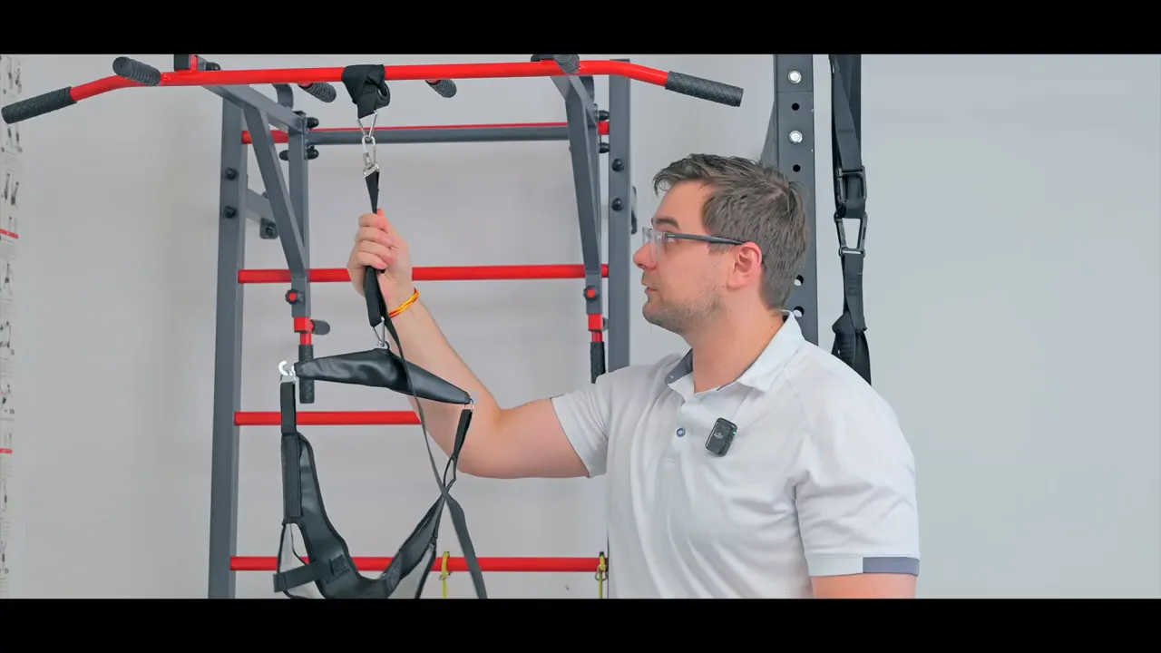 Therapeut hält Traktionsschlinge an einer Klimmzugstange, zeigt Befestigung und Griff