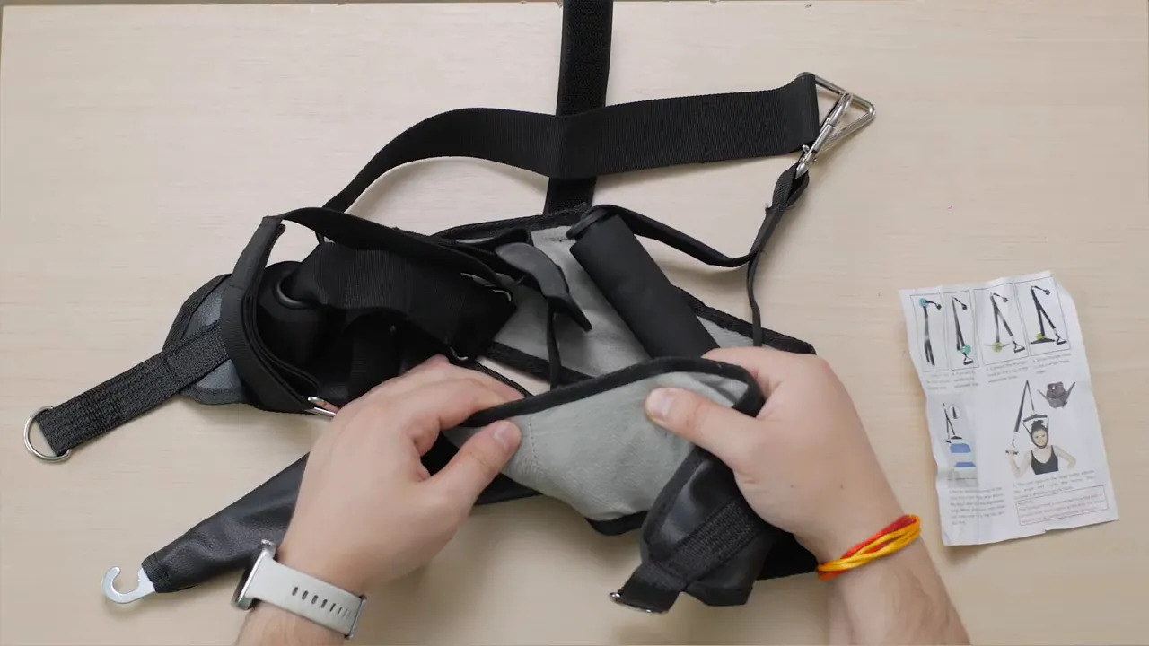 Nahaufnahme einer Nackentraktionsschlinge auf einem Tisch mit Polsterung und Anleitung
