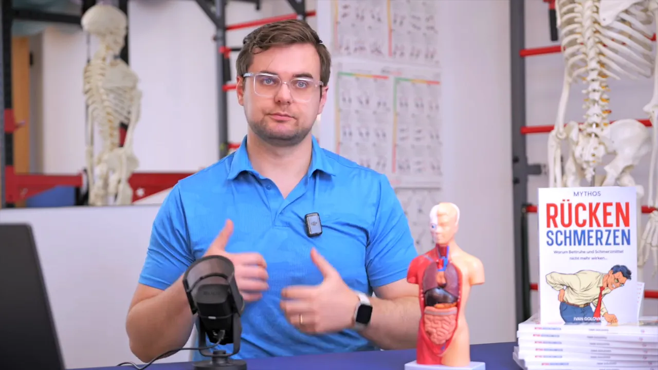 Anatomisches Torso-Modell mit sichtbaren inneren Organen neben Physiotherapeuten – Darstellung des Darm-Serotonin-Zusammenhangs