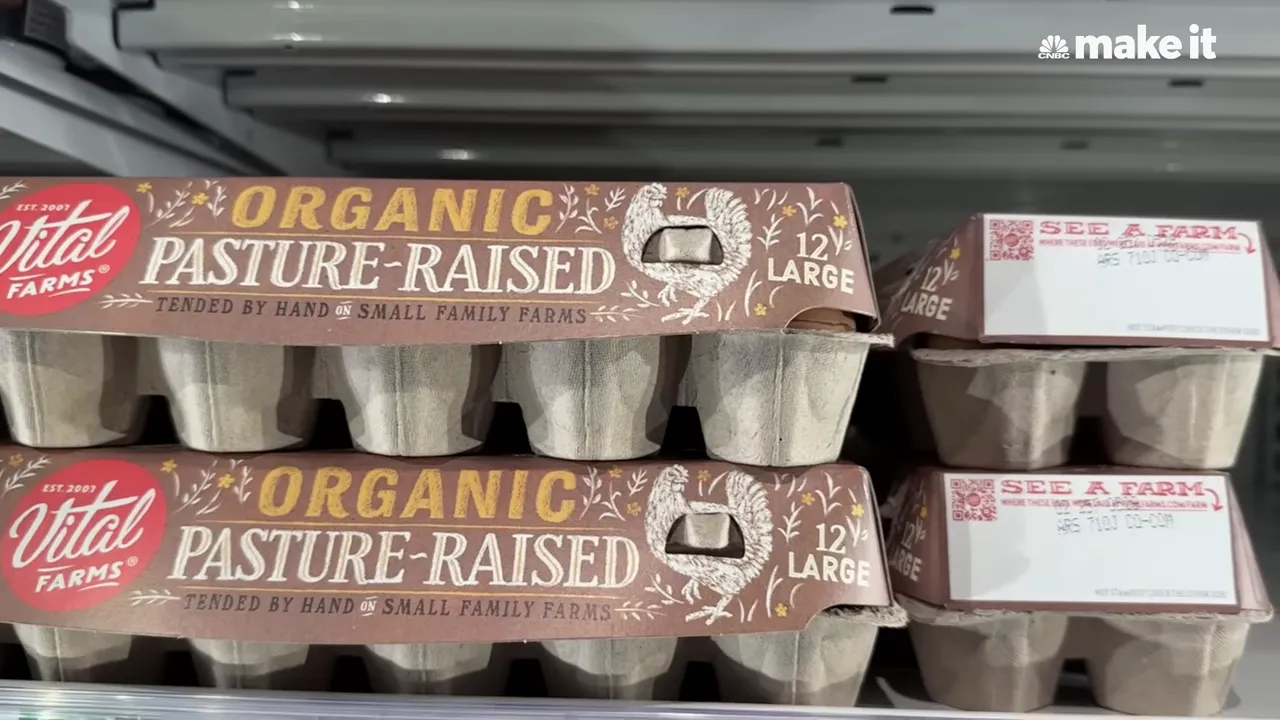 Các hộp trứng Vital Farms Organic Pasture-Raised trên kệ siêu thị