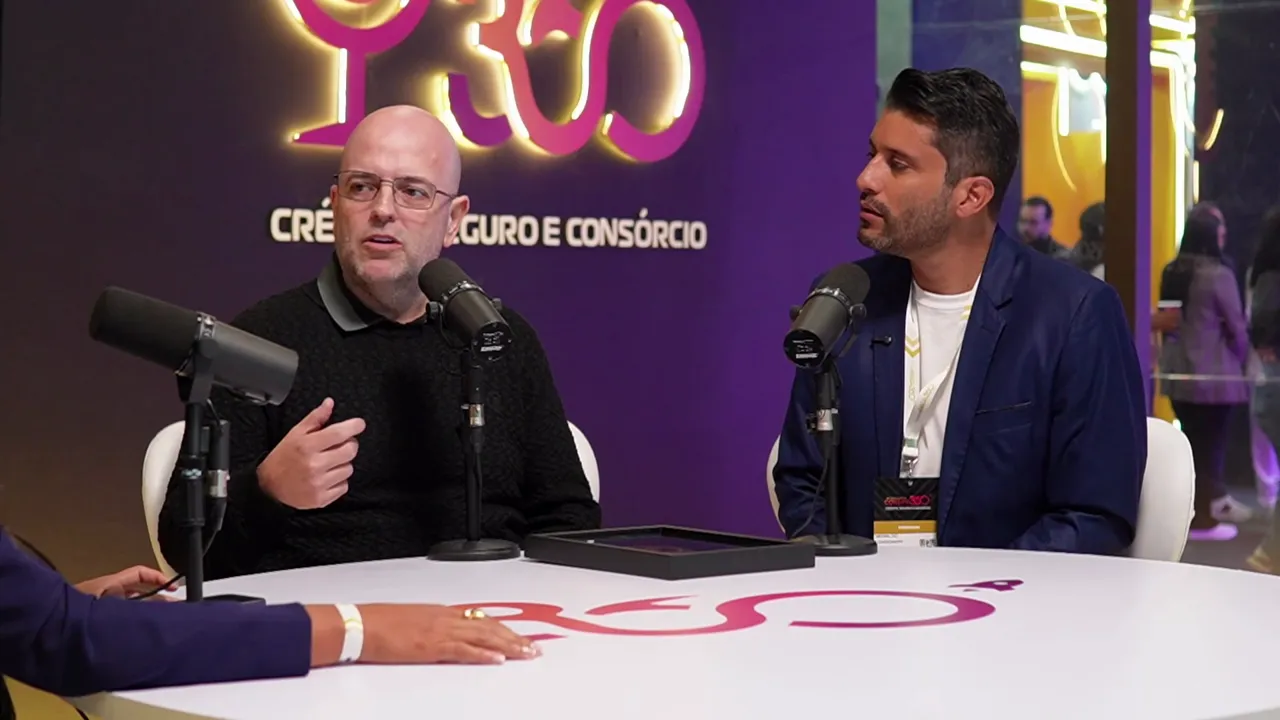 Participantes em entrevista ao vivo explicando diferenciais da j17 no crédito