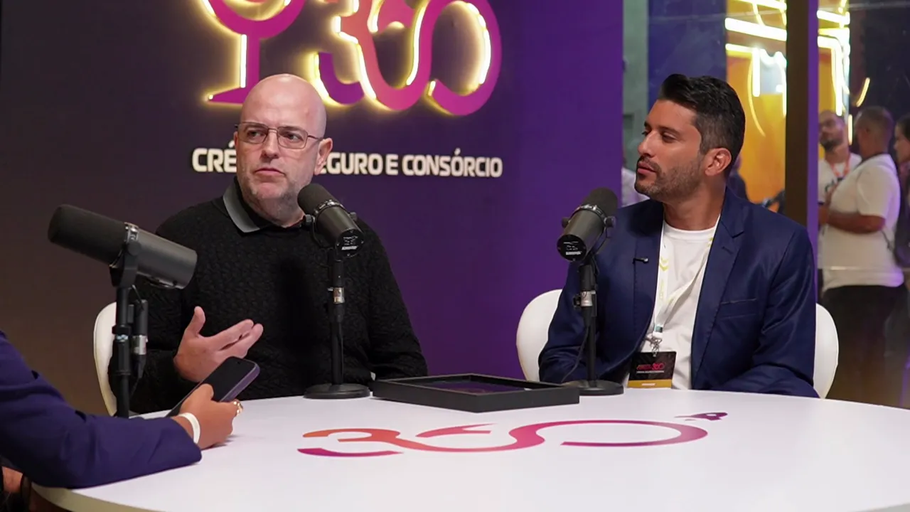 Conversa em estúdio sobre tecnologia e capacidade operacional da j17 no crédito, com entrevistados ao fundo