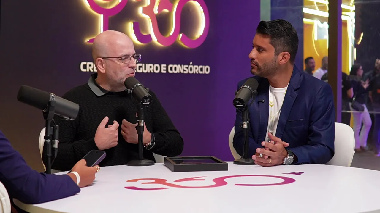 Entrevista em estúdio sobre posicionamento regional e estratégia da J17 fora do eixo tradicional