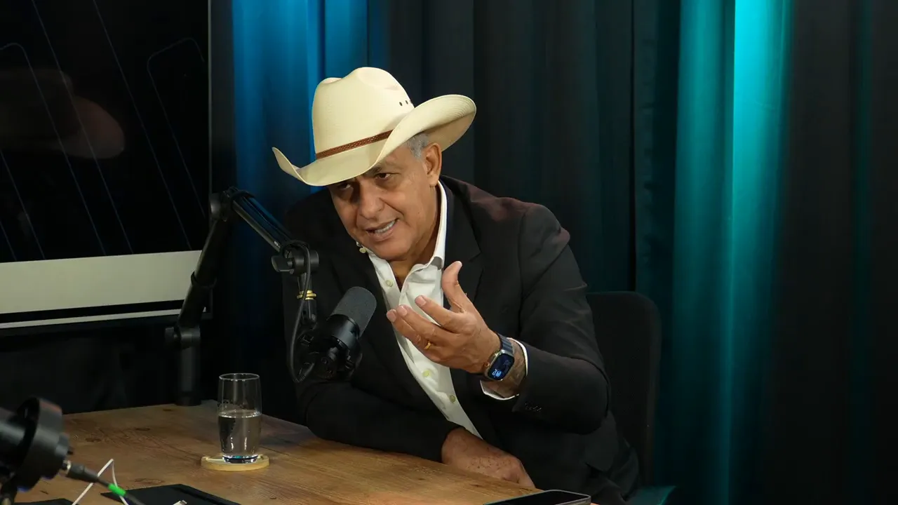 convidado de chapéu claro gesticulando enquanto explica propostas em estúdio