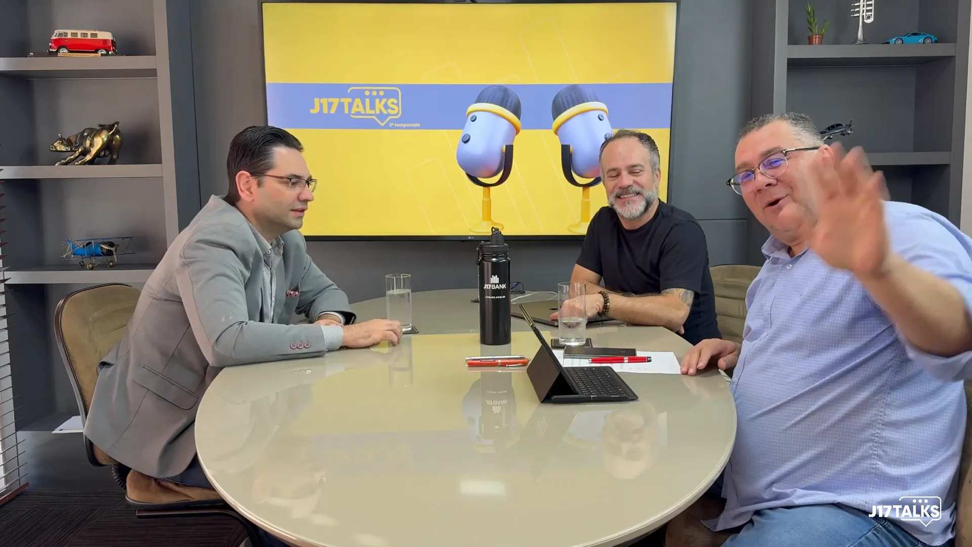 Guilherme Rivaroli e equipe J17 Bank encerrando o episódio