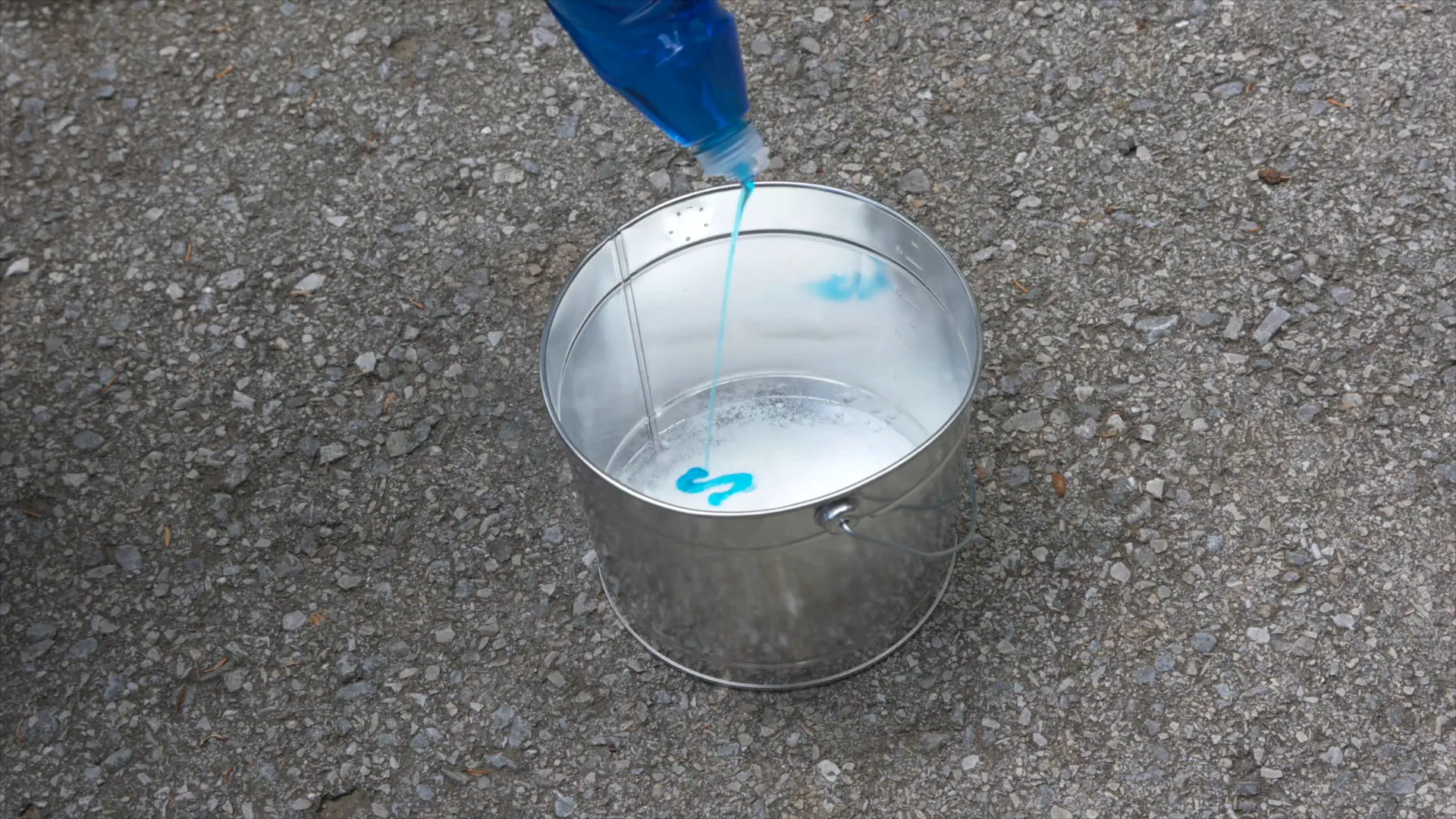 Mixing borax and dish soap for cleaning solution