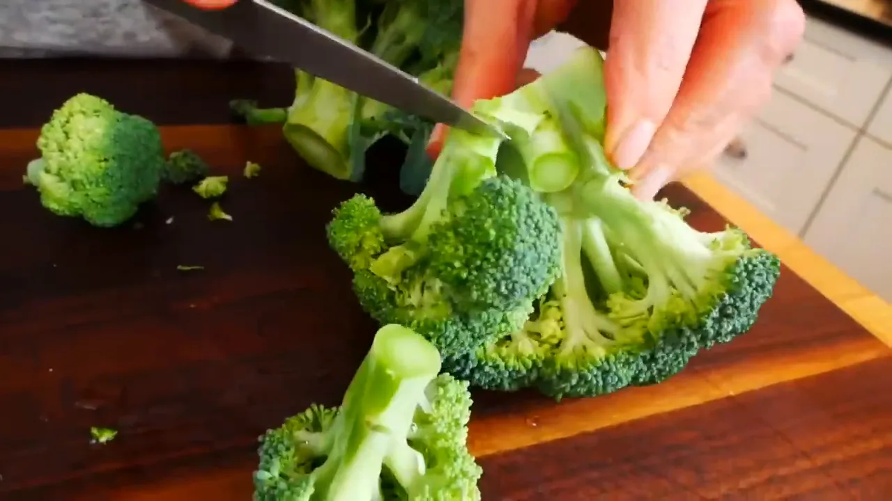 Preparing broccoli florets