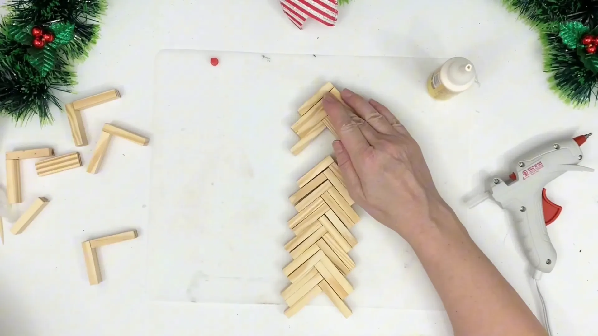 Assembling the Christmas tree with blocks