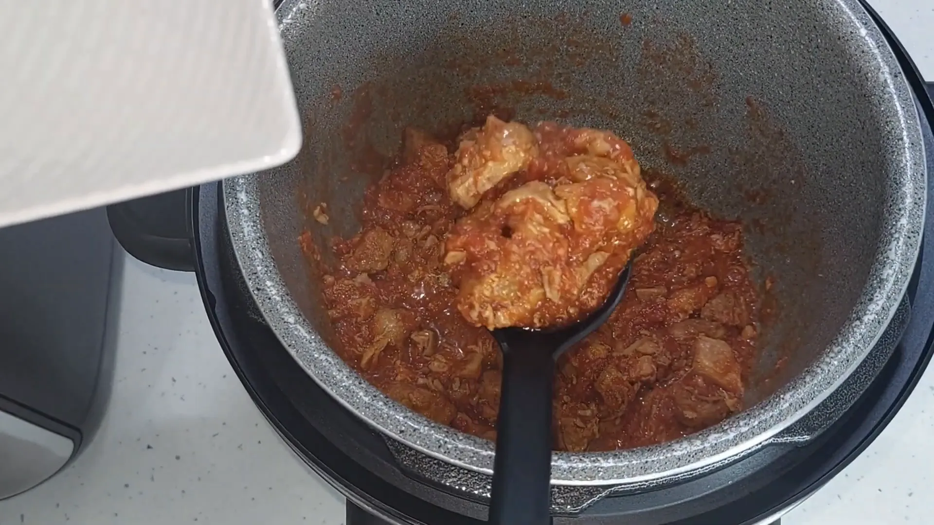 Plato de carne con tomate listo para servir