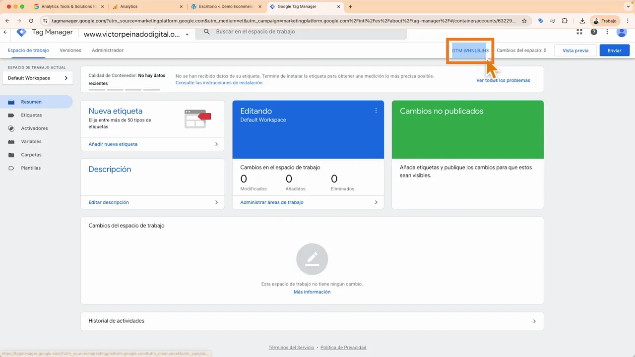 Panel principal de Google Tag Manager con el ID del contenedor (GTM-...) resaltado en un recuadro naranja y un cursor señalándolo.