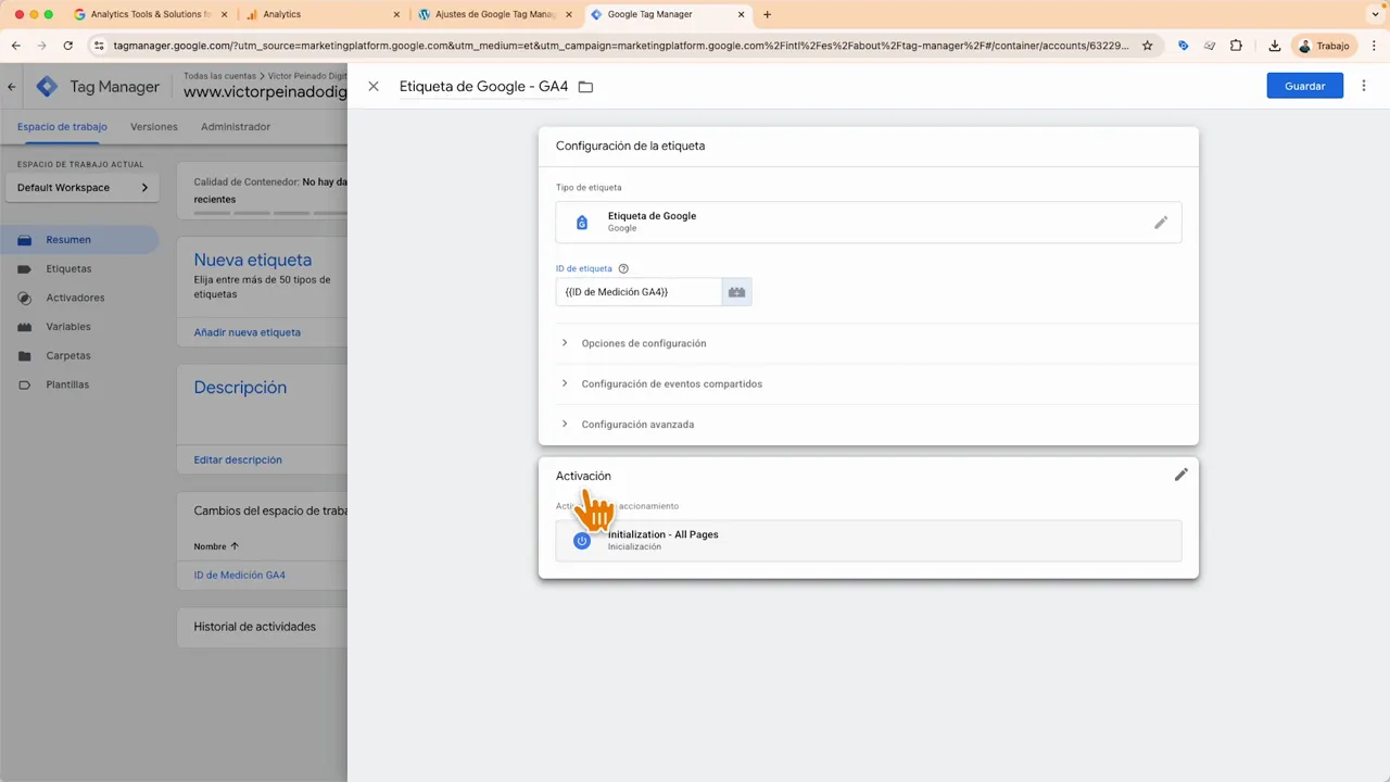 Panel de Google Tag Manager mostrando la sección 'Activación' con el disparador 'Initialization - All Pages' señalado por el cursor