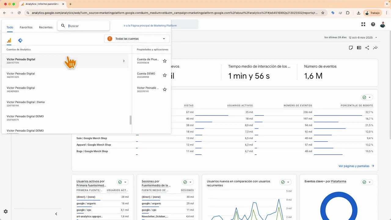 Selector de cuentas en Google Analytics 4 abierto, mostrando lista de cuentas y propiedades con un cursor apuntando.