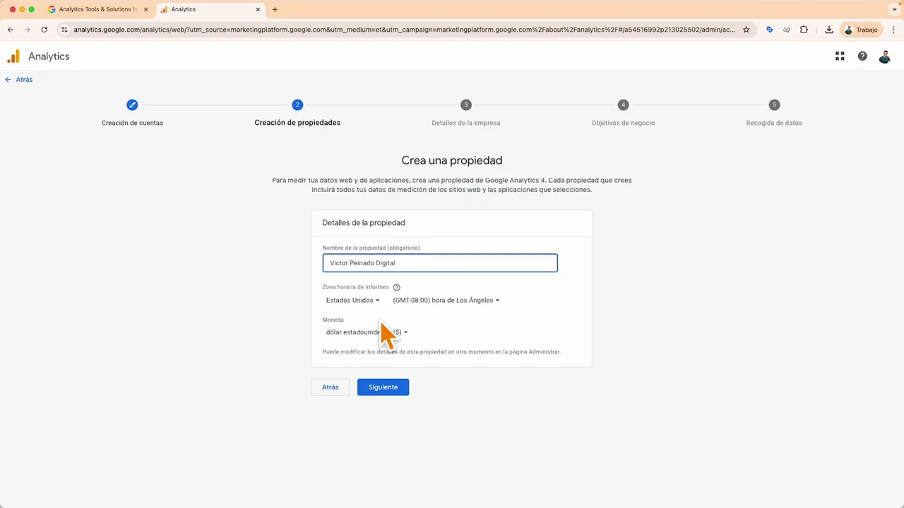 Formulario de creación de propiedad en Google Analytics 4 mostrando zona horaria y moneda