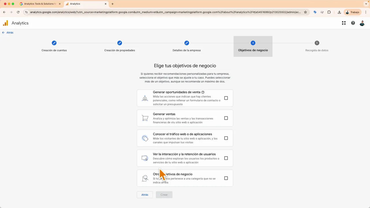Pantalla 'Elige tus objetivos de negocio' en la creación de propiedad de Google Analytics 4 con la opción 'Otros objetivos de negocio' señalada por el cursor.