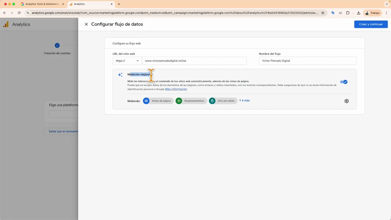 Pantalla de configuración del flujo de datos en Google Analytics 4 con la opción 'Medición mejorada' resaltada.