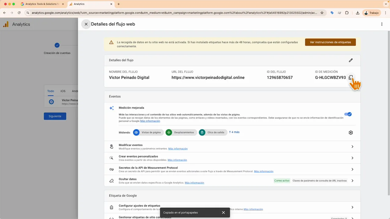 Detalles del flujo web en Google Analytics 4 mostrando el ID de medición (G-XXXX...) con el icono de copiar