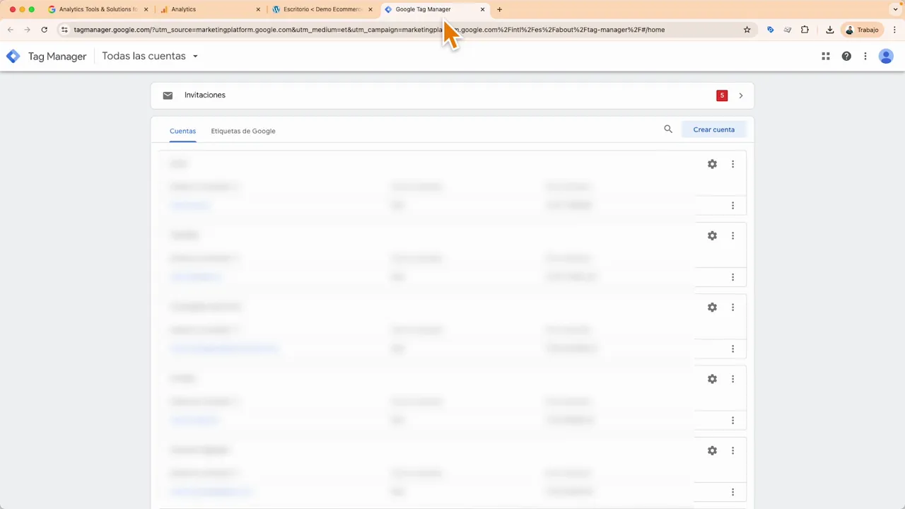 Interfaz de Google Tag Manager mostrando la lista de cuentas en el panel con el botón 'Crear cuenta' visible.