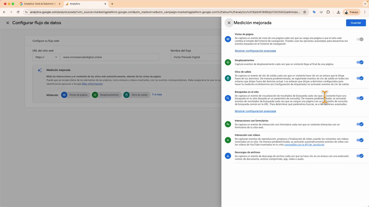 Panel lateral 'Medición mejorada' en Google Analytics 4 mostrando opciones como vistas de página, desplazamientos, clics de salida y búsquedas en el sitio