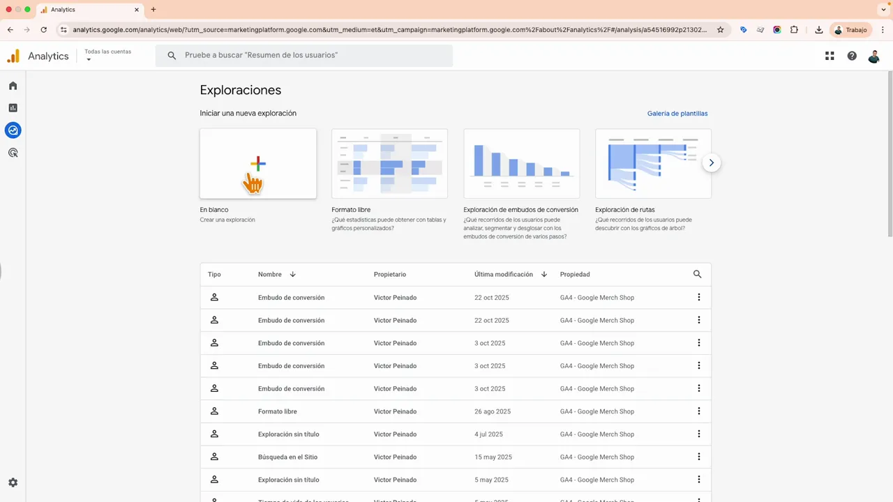 Interfaz de Exploraciones de Google Analytics 4 con plantillas: En blanco, Formato libre y Embudos