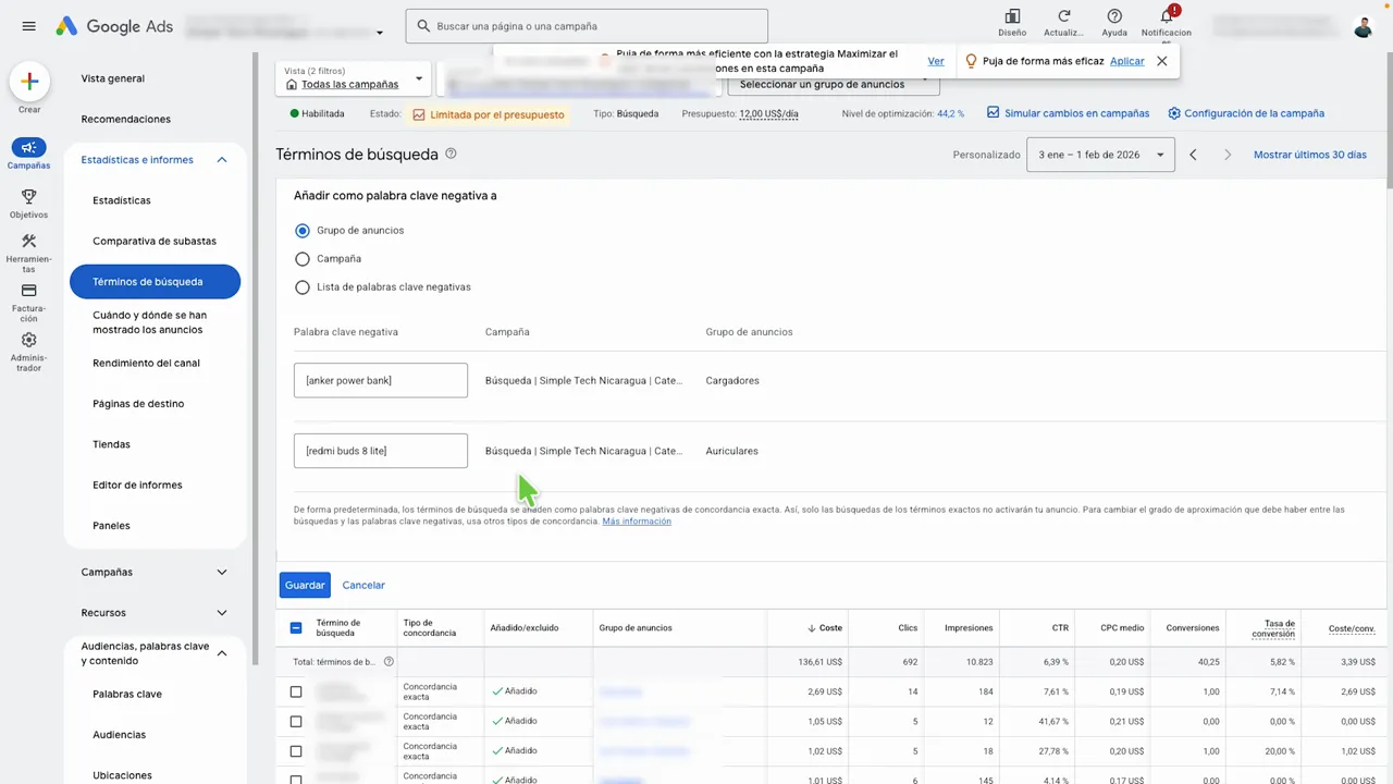 Ventana 'Añadir como palabra clave negativa' en Google Ads mostrando [anker power bank] y [redmi buds 8 lite] como ejemplos de concordancia exacta.