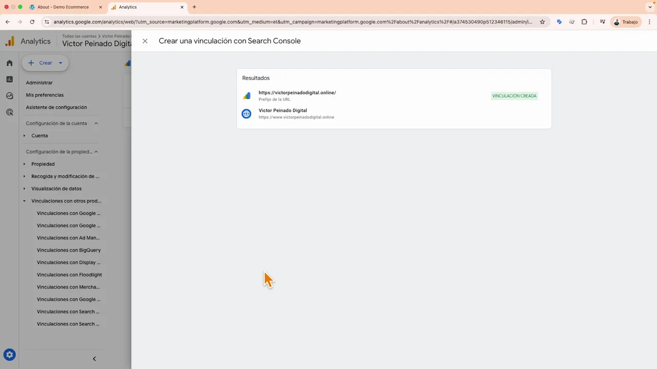 Google Analytics mostrando la tarjeta de resultados con la etiqueta verde 'VINCULACIÓN CREADA'.