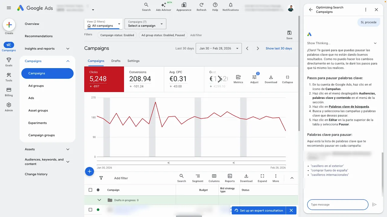 Google Ads con panel de campañas y ventana del Asesor que detalla 'Pasos para pausar palabras clave' y listados de keywords