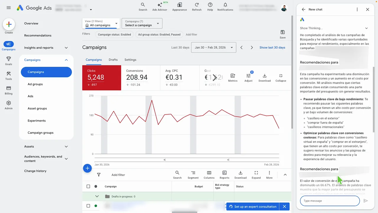Pantalla de Google Ads mostrando recomendaciones del Ads Advisor: pausar palabras clave y optimizar términos con ejemplos concretos