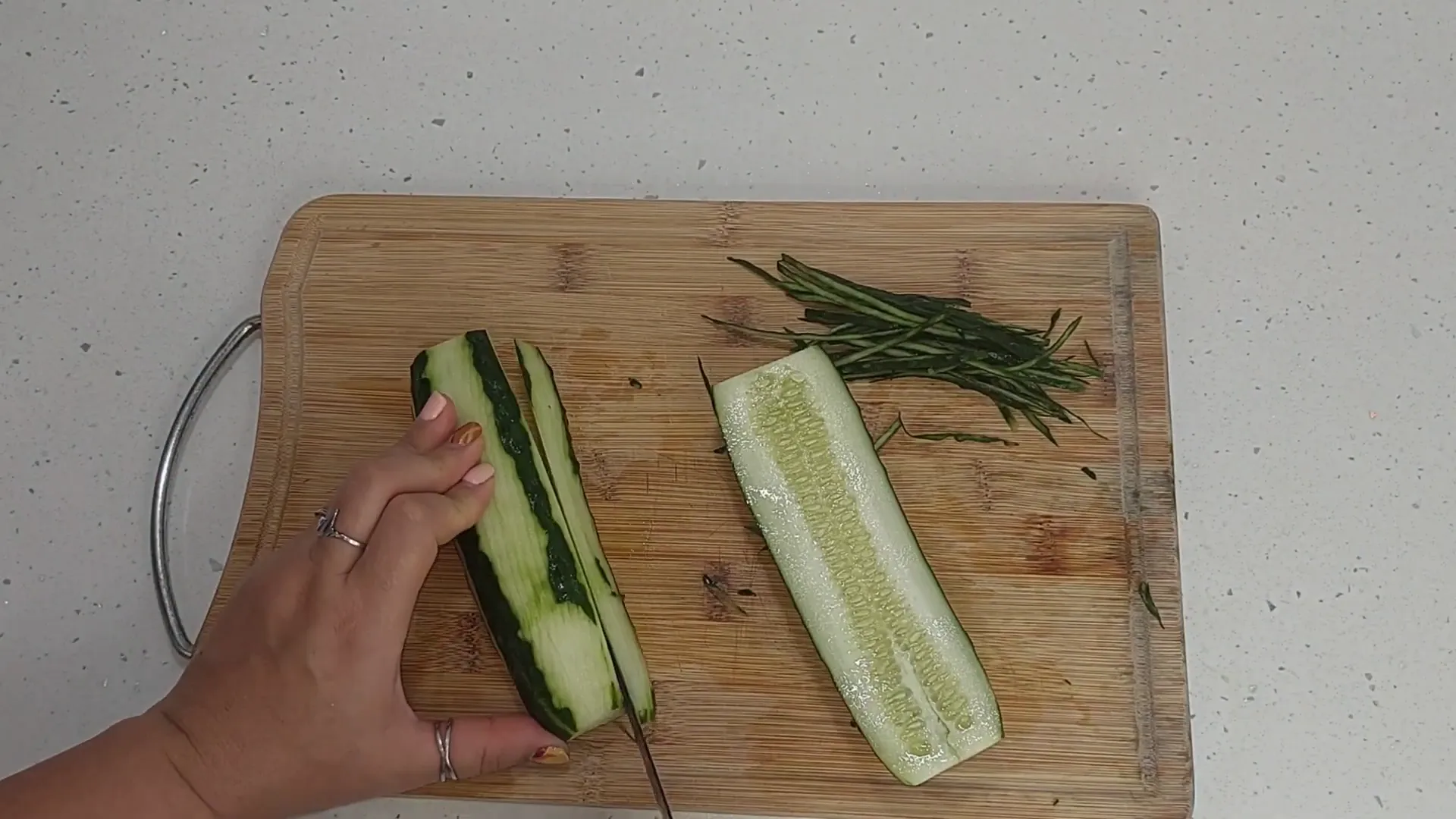 Preparando gazpacho de pepino